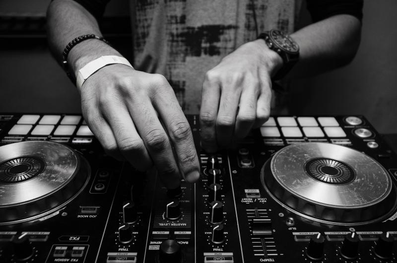 DJ aan het werk