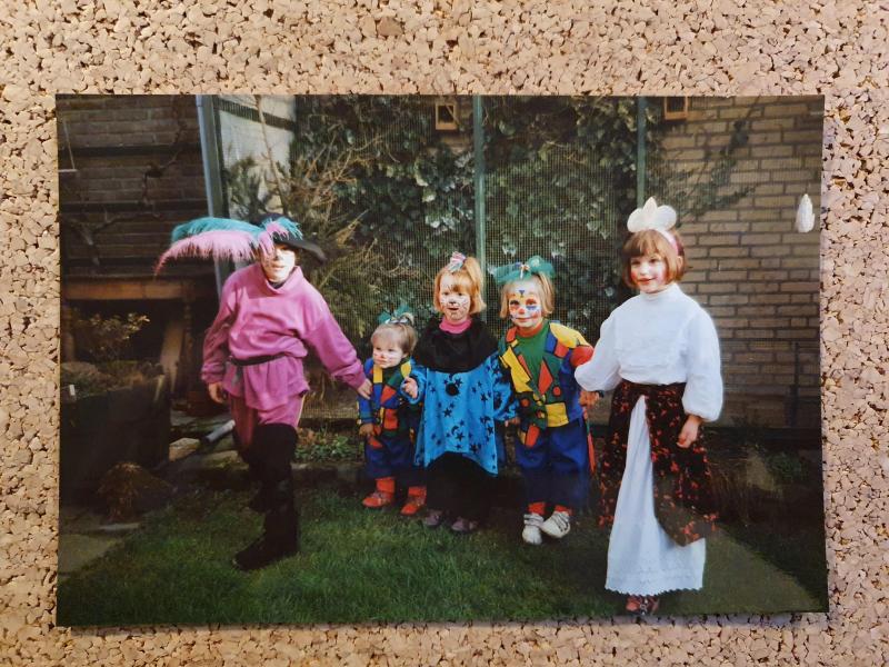 Met mijn familie Carnaval vieren, ik ben het clowntje met de witte gympen